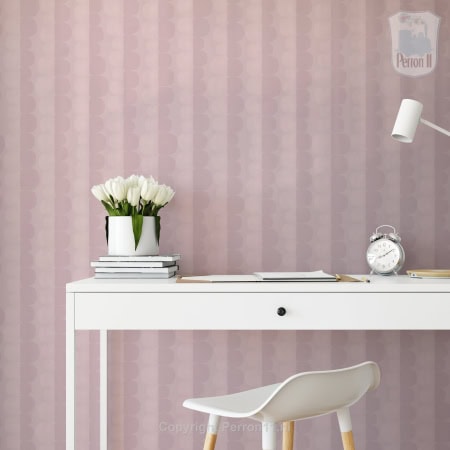 Behang, kinderbehang met zachte roze tinten en subtiele patronen.
