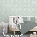 Behang, kinderbehang met schattige knuffelbeer en zachte kleuren.
