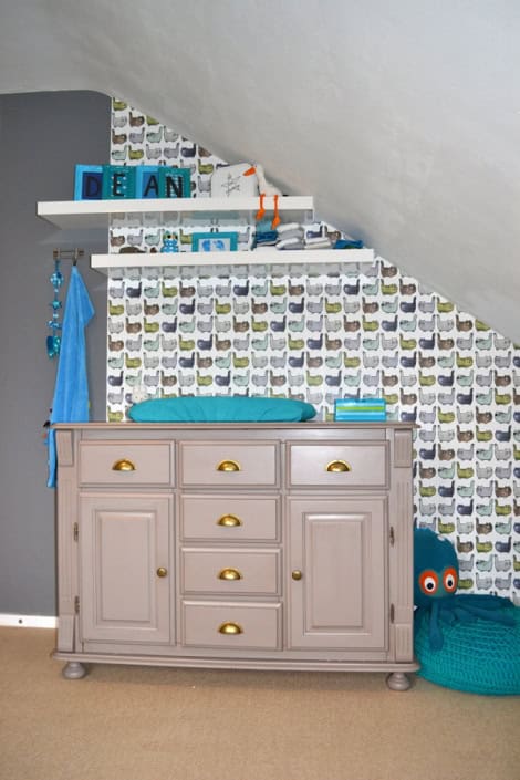 Kinderkamer decor met behang en muurstickers Behang en kinderbehang met muurstickers in kinderkamer.