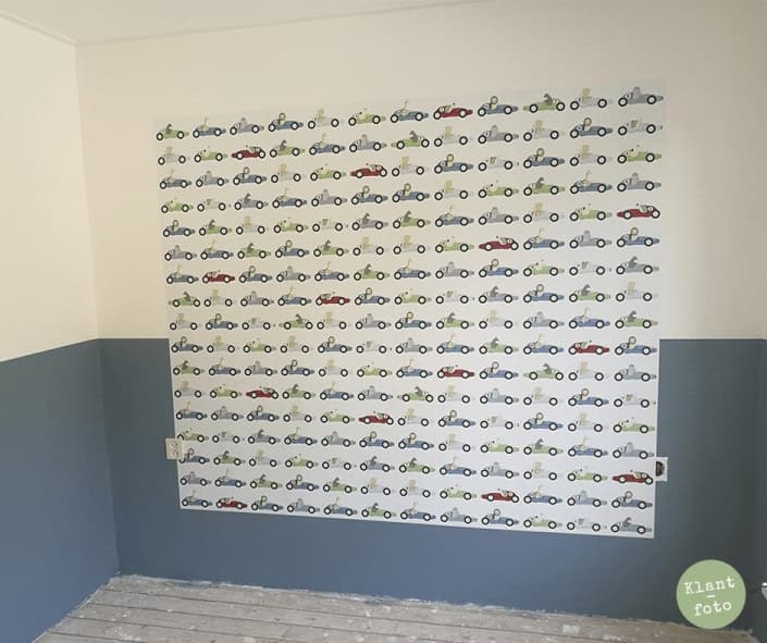 behang-race-auto-denim-drift-verf Kinderbehang met auto's, behang voor kinderkamer.
