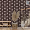Behang, kinderbehang met bloemenpatroon in donkerbruin en beige tinten.