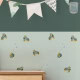 Behang met kinderbehang met rolschaatsen en koptelefoons.