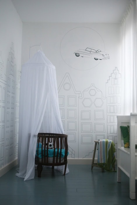 Kinderkamer met witte muurdecoratie Behang, kinderbehang, muurdecoratie in kinderkamer met auto en gebouwen.