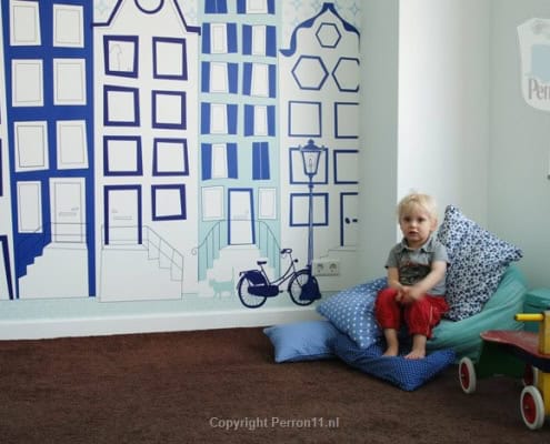Behang, kinderbehang met blauw en wit stadsbeeld voor kinderkamer.