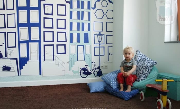 Behang, kinderbehang met blauw en wit stadsbeeld voor kinderkamer.