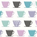 Behang met kinderbekers in pastelkleuren, theekopjes, en tekst.