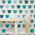 Behang met theekopjes in teal, blauw en groen, kinderbehang.