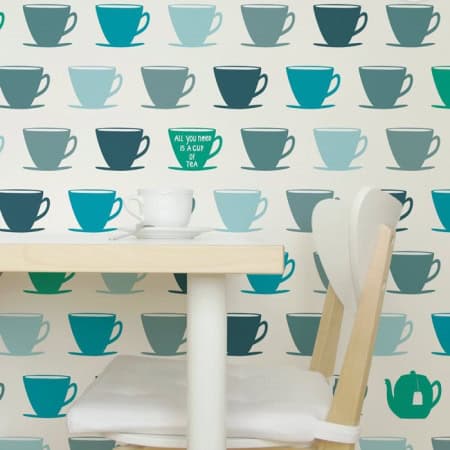 Behang met theekopjes in teal, blauw en groen, kinderbehang.