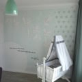 Behang en kinderbehang met vogels en sterren in kinderkamer.