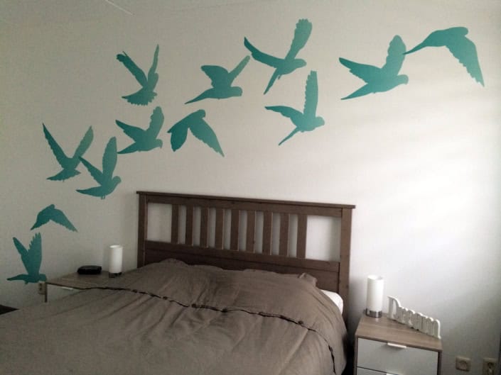behang-vogels-zwerm-slaapkamer Behang met vogels, kinderbehang voor kinderkamer.