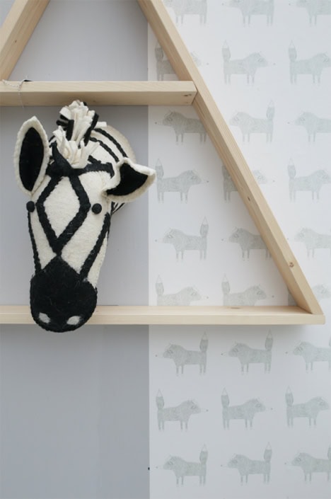 behang-vos-grijs-sfeerbeeld-Perron11 Behang met kinderbehang en een zebra knuffel.