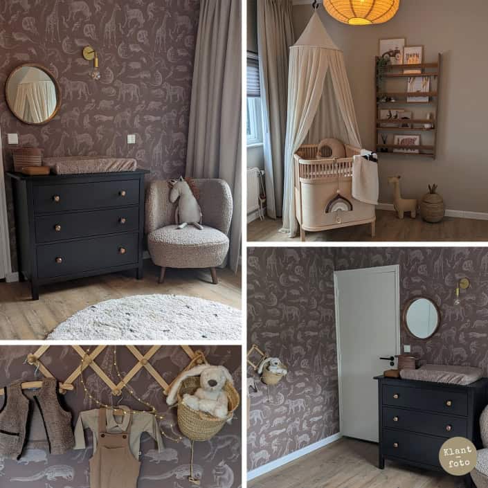 behang-wilde-dieren-bruin-babykamer-IngeL Behang en kinderbehang in een kinderkamer met zwart meubel en zachte decoratie.