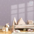Behang, kinderbehang met zonnetjes en zonnestralen in pastelkleuren.