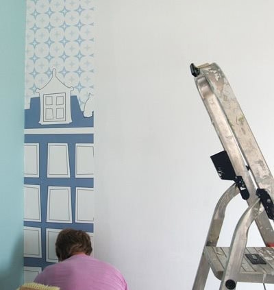 Behang, kinderbehang met huis en patroon in blauw en wit.