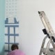 Behang, kinderbehang met huis en patroon in blauw en wit.