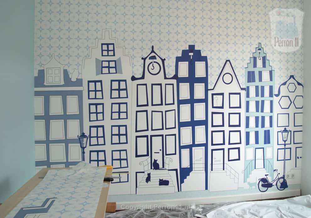 De wand is behangen met Perron 11 behang Amsterdam Delfts Blauw
