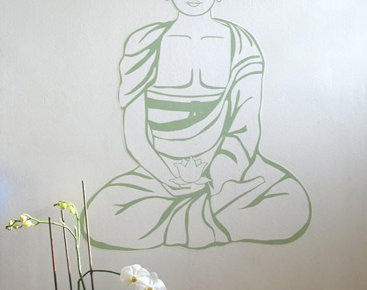 Behang, kinderbehang met boeddha-illustratie.