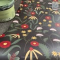 Behang met bloemen, kinderbehang, kleurrijk ontwerp.