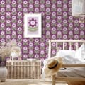 Behang, kinderbehang met bloemenpatroon in paars en groen.
