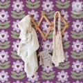 Behang, kinderbehang met bloemen en hartjes in paars en groen.