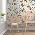 Kinderbehang met bloemenmotief in pastelkleuren.