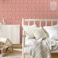 Behang, kinderbehang met bloemenpatroon in roze tinten.