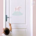 Behang, kinderbehang met een eenhoorn op een wolk.