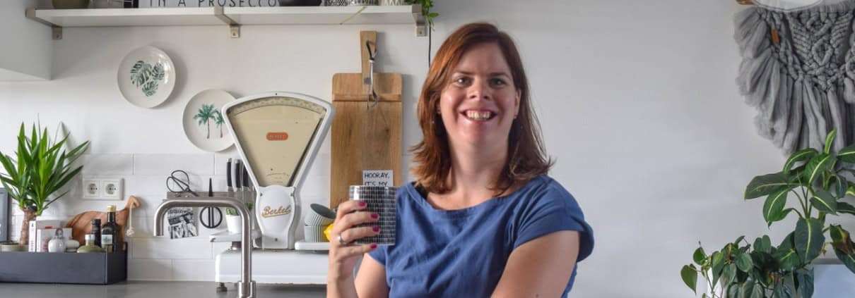 Vrouw met smartphone in keuken, behang, kinderbehang.