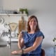 Vrouw met smartphone in keuken, behang, kinderbehang.
