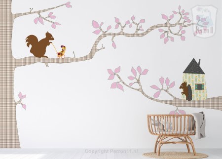 Behang, kinderbehang met eekhoorn en vogel op tak.