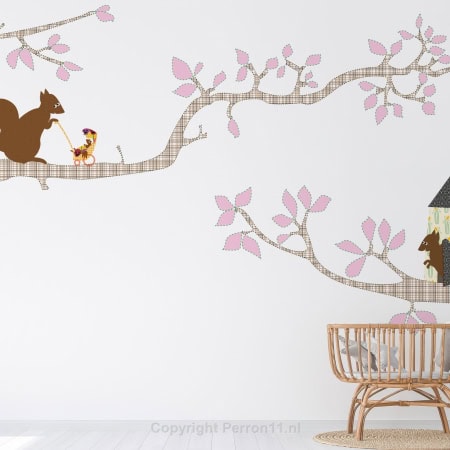 Behang, kinderbehang met eekhoorn en vogel op tak.