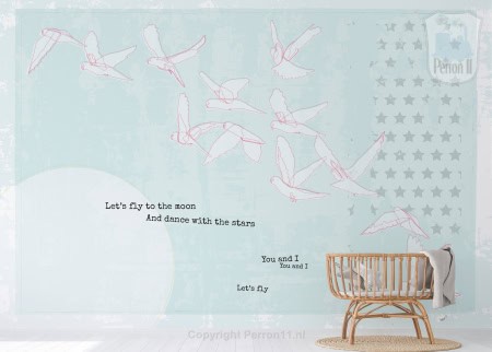 Behang, kinderbehang met vliegende vogels en maan in blauw tinten.