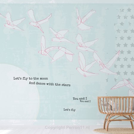 Behang, kinderbehang met vliegende vogels en maan in blauw tinten.