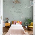 Behang, kinderbehang met stippen en tekst in kinderkamer.