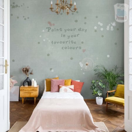 Behang, kinderbehang met stippen en tekst in kinderkamer.