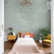 Behang, kinderbehang met stippen en tekst in kinderkamer.