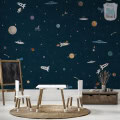 Kinderbehang met ruimtevaartthema, sterren en planeten.