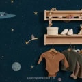 Kinderbehang met ruimtevaart en sterrenmotief.