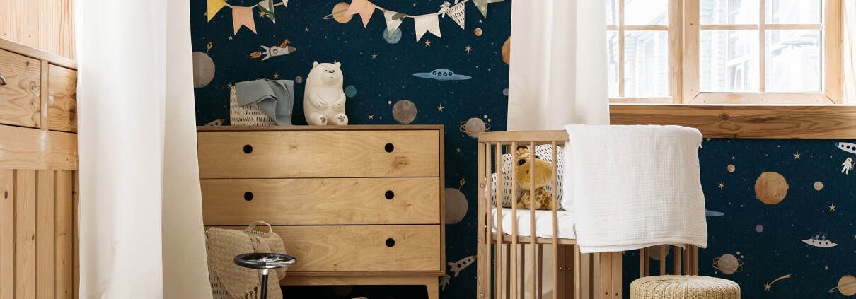 Behang, kinderbehang met ruimtevaartthema in kinderkamer.