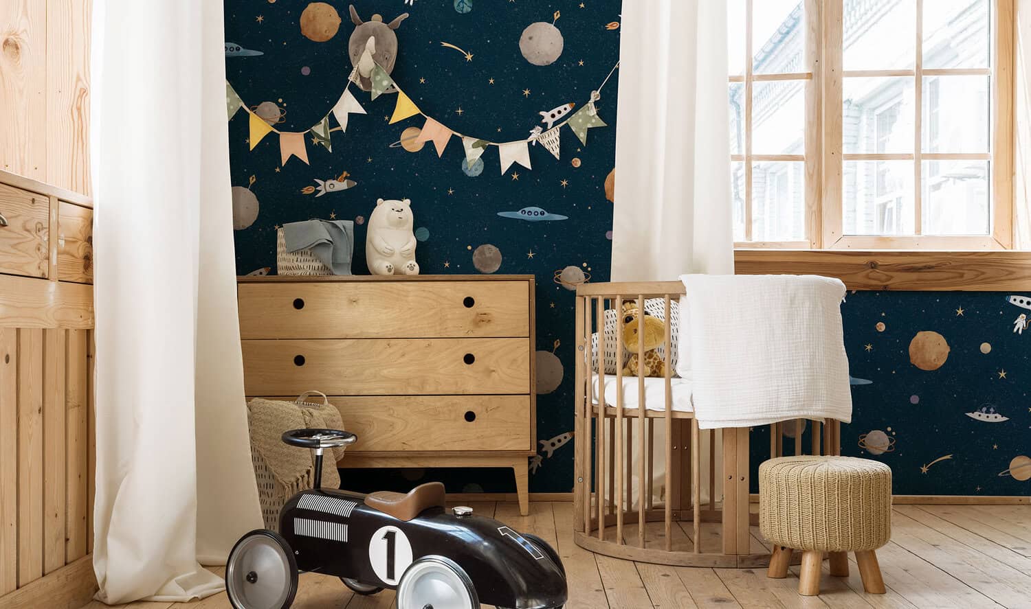 ons heelal patroon behang in een peuterkamer