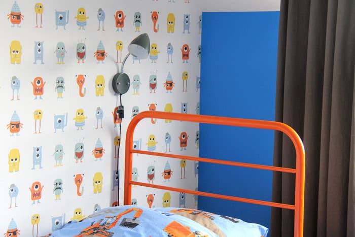 Kinderkamer met kleurrijk behang Behang, kinderbehang met vrolijke monsters voor kinderkamer.