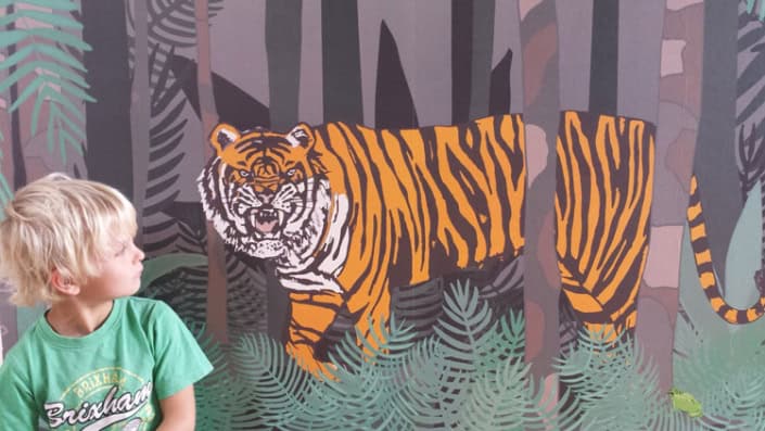 Kinderbehang met tijgerprint Behang, kinderbehang met tijgerprint en jungle thema.