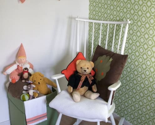 Behang, kinderbehang met groene patroon in kinderkamer.