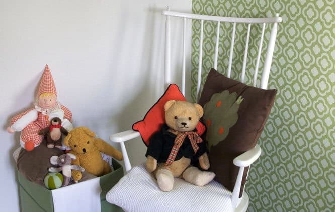 Behang, kinderbehang met groene patroon in kinderkamer.