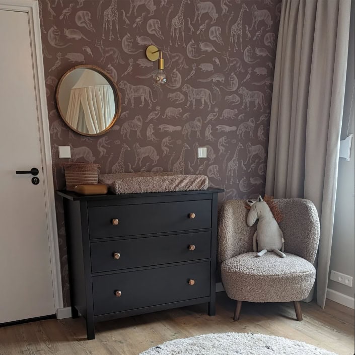 kinder-behang-wilde-dieren-bruin-babykamer-1 Behang, kinderbehang met dierenmotief in kinderkamer.