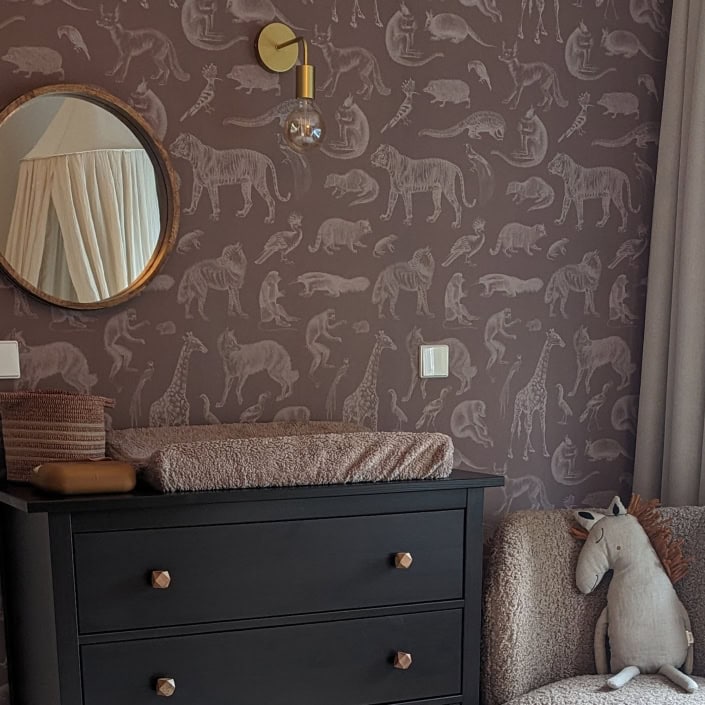 kinder-behang-wilde-dieren-bruin-babykamer-2 Behang met dierenprint, kinderbehang voor de kinderkamer.