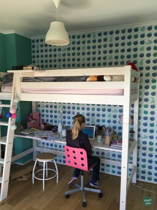 Kinderkamer met behang en bureau Behang, kinderbehang, kinderkamer, bureau, muurstickers.