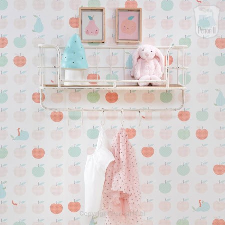 Behang, kinderbehang met appels en peren en rupsjes in pastelkleuren.