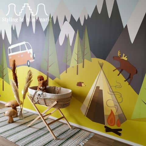 Kinderkamer muurschildering met natuurthema Kinderbehang het Kampeerbos in babykamer door StylingbyAnnemarie