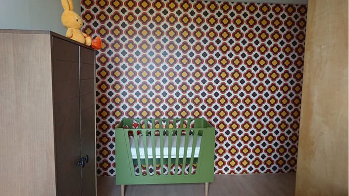 kinderbehang-maatwerk-retro-bloem-1 Behang, kinderbehang met kleurrijk patroon voor kinderkamer.